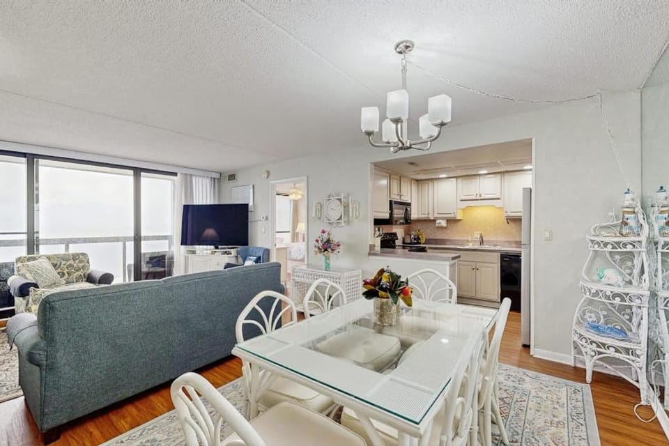 Waterfront condo with incredible views balcony washer & dryer pools & sauna House in Ocean City