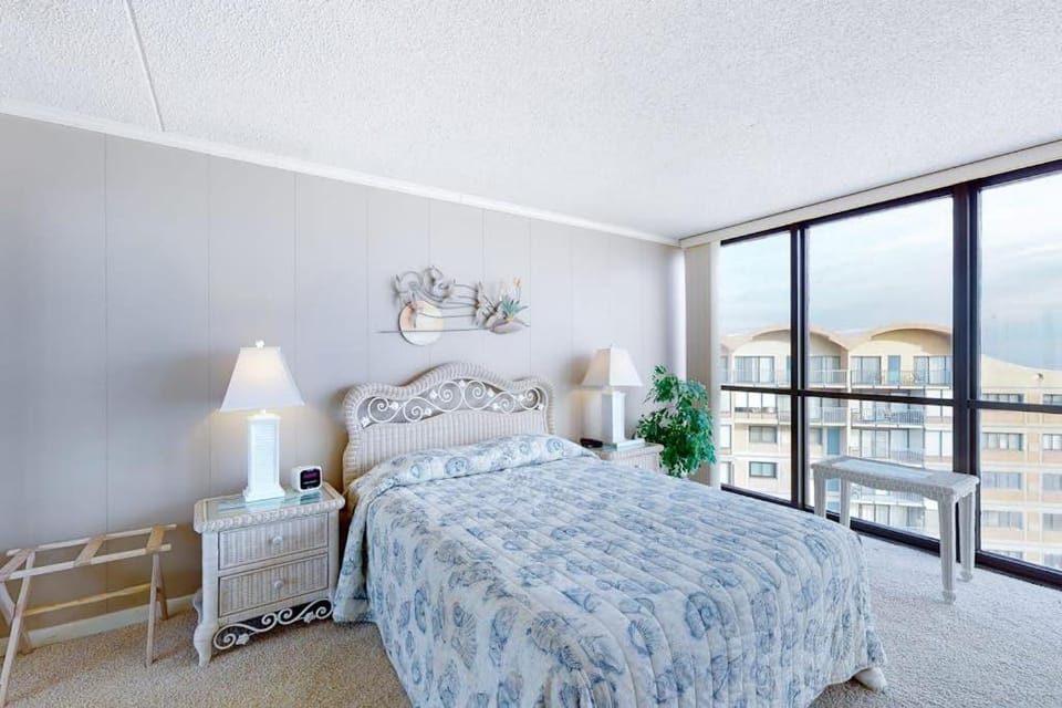 Sunny beachfront condo with balcony central AC pools & gym House in Ocean City