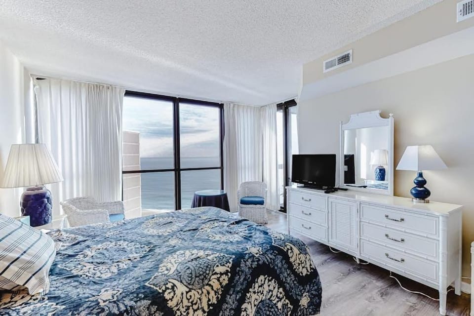 Convenient & affordable condo with balcony ocean views pools & gym House in Ocean City