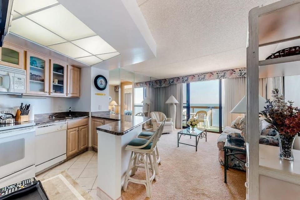 Oceanfront condo with balcony washer & dryer pools gym & beach bar House in Ocean City