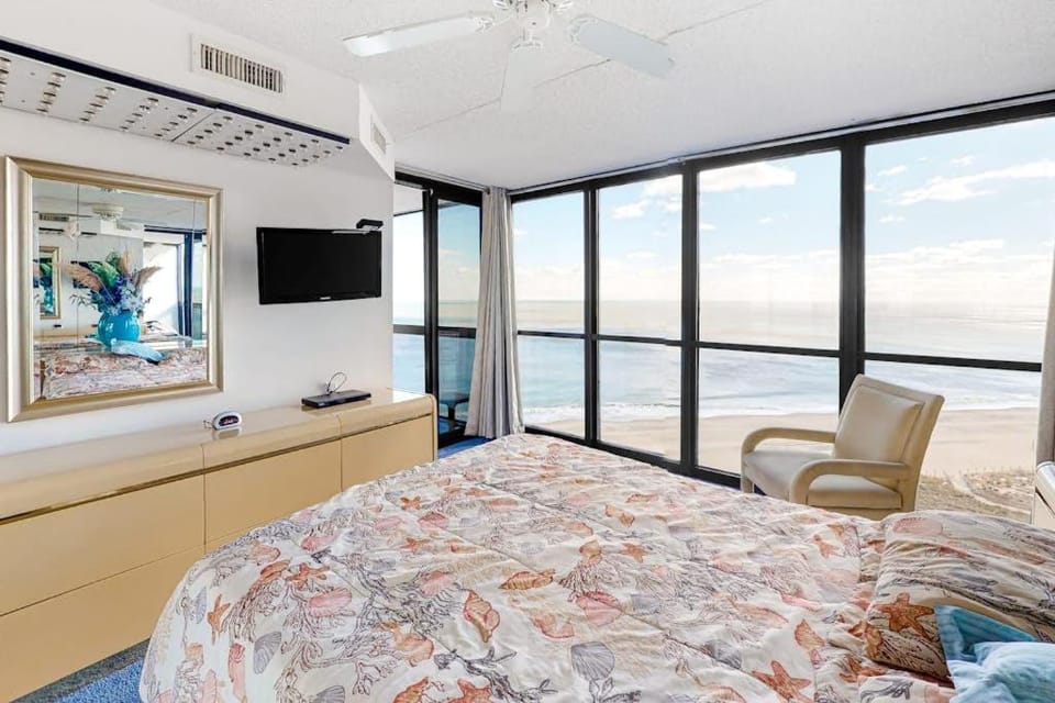 Bright & convenient condo with pool balcony & angled ocean views House in Ocean City