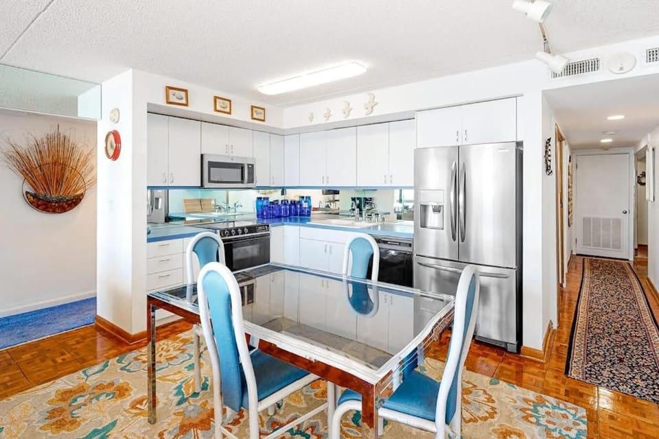 Bright & convenient condo with pool balcony & angled ocean views House in Ocean City