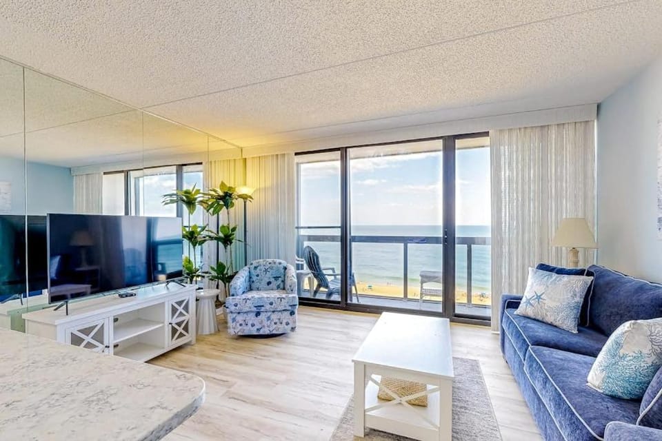 Captivating beachfront condo with balcony views pools gym & tennis court House in Ocean City