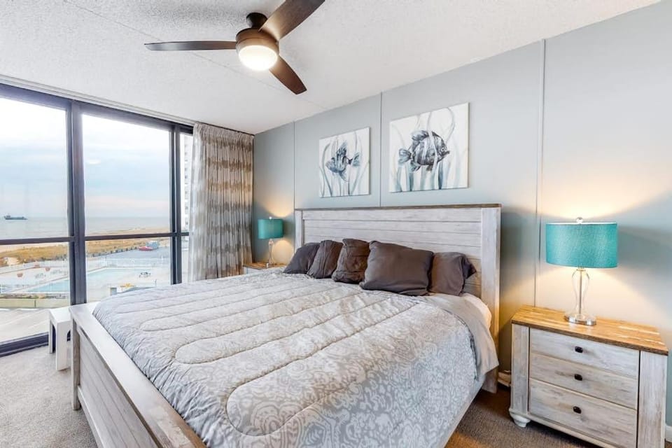 Oceanfront condo with ocean view pools tennis sauna & central AC House in Ocean City