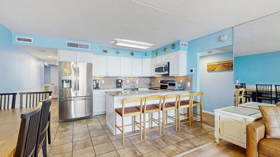 Sunny beach condo with balcony washer & dryer pools gym sauna & AC House in Ocean City