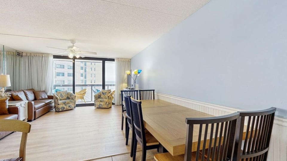 Sunny beach condo with balcony washer & dryer pools gym sauna & AC House in Ocean City
