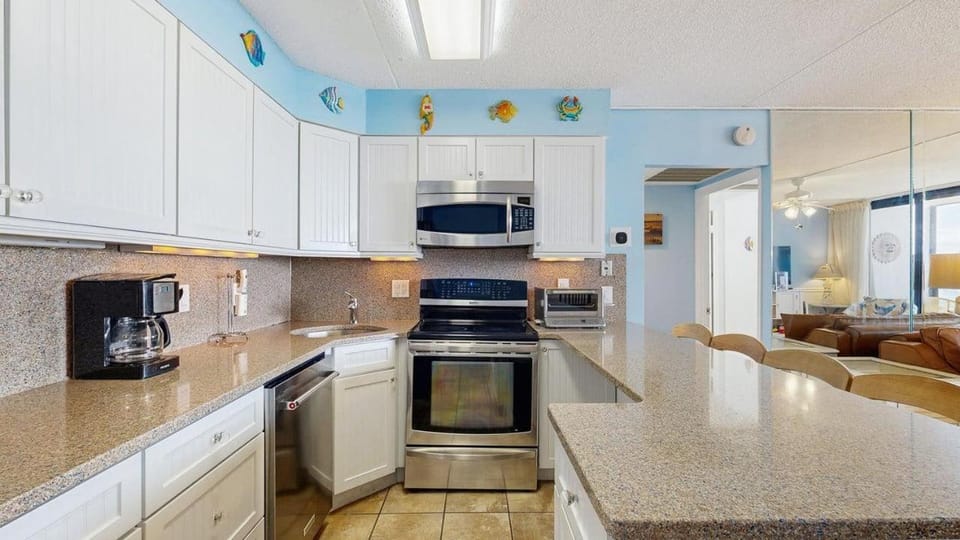Sunny beach condo with balcony washer & dryer pools gym sauna & AC House in Ocean City