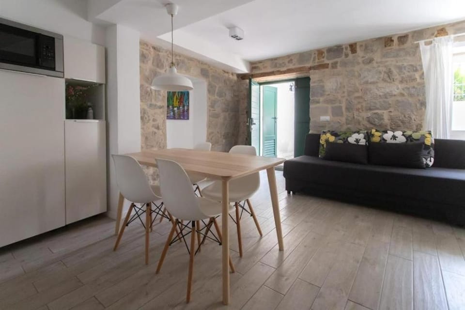 Kitchen or kitchenette, Living room, Seating area, Dining area