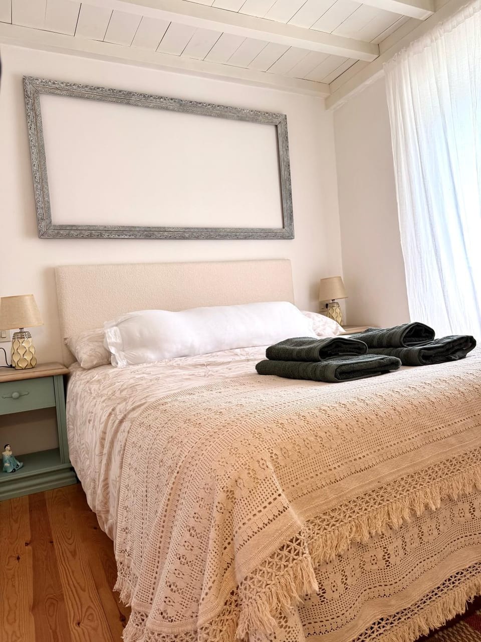 Bed, Bedroom, towels