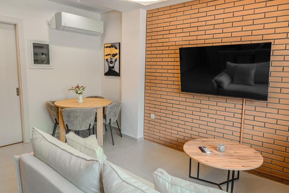 TV and multimedia, Seating area, Dining area, air conditioner