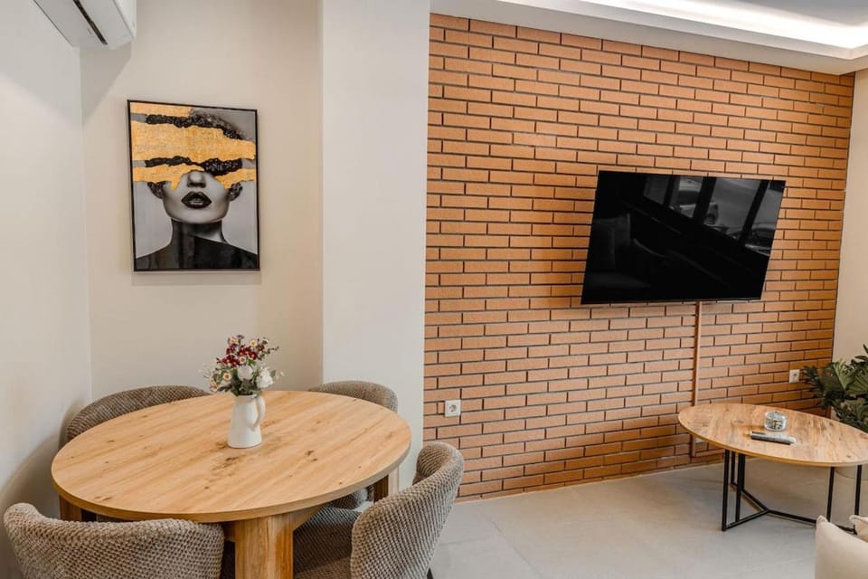 TV and multimedia, Seating area, Dining area