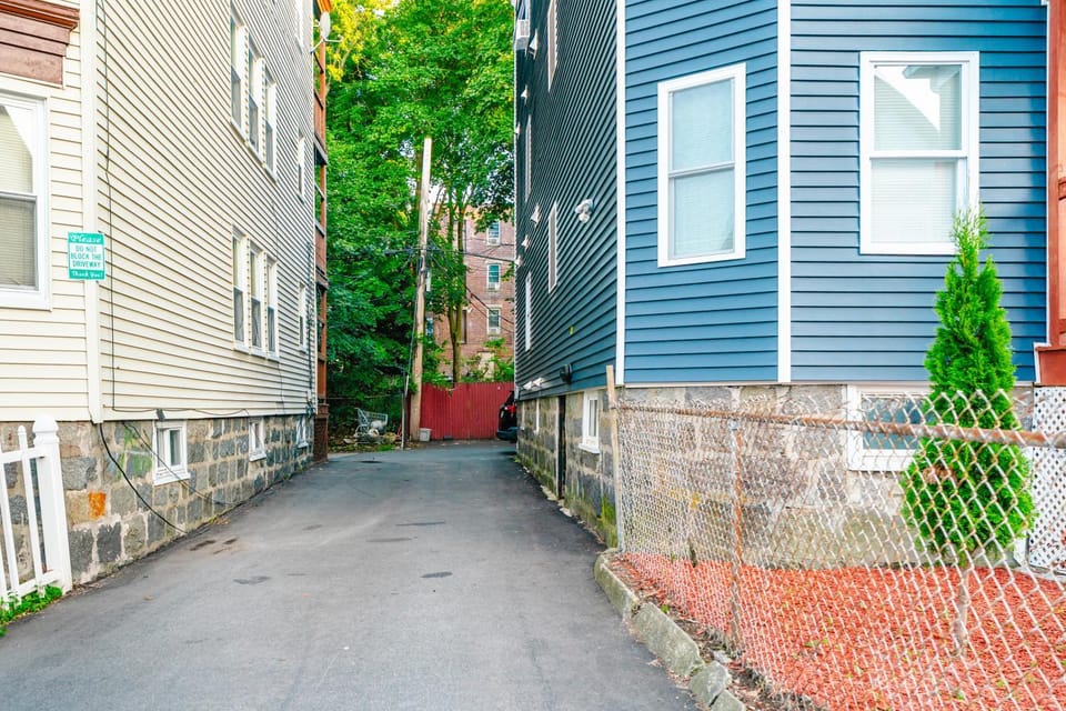 Family Retreat 4BR Boston - Near Redline & 5mins to Franklin Park Zoo - Free Parking 27 Apartment in Quincy