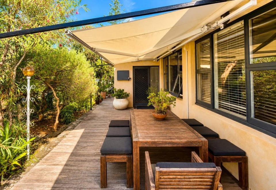 Francisco Artistic Parkside Retreat, Deck House in Perth