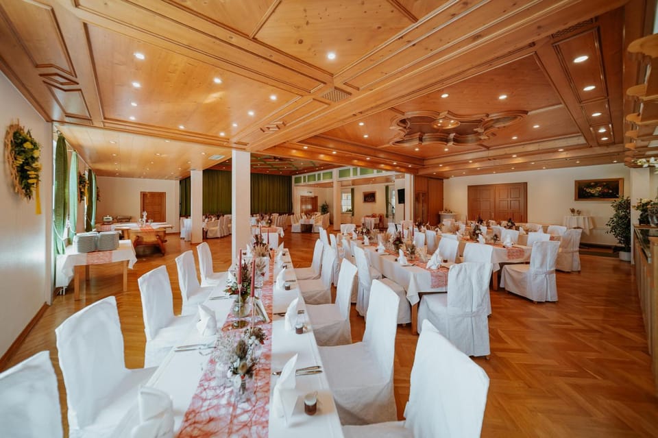 Restaurant/places to eat, Banquet/Function facilities, Seating area
