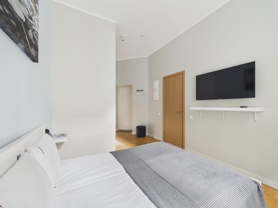 Bed, TV and multimedia, Photo of the whole room, Bedroom
