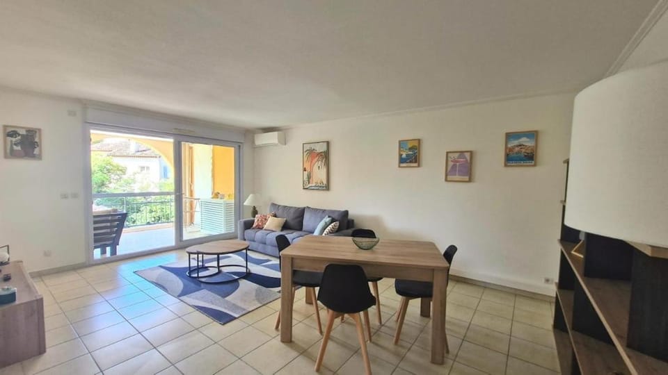 Beau T3 avec terrasse au Grand Parc Apartment in Fréjus