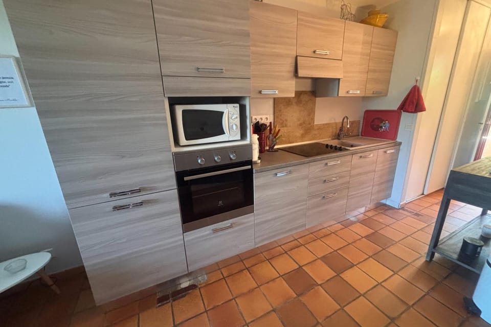 Garden studio with terrace 600m from the port Apartment in Saint-Raphael