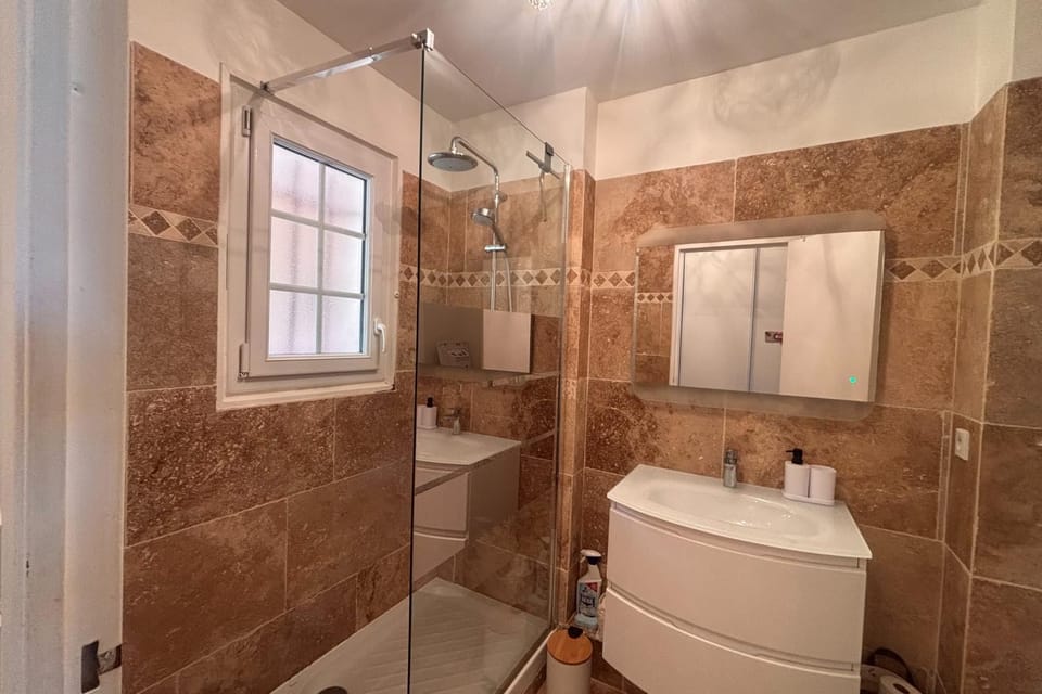 Garden studio with terrace 600m from the port Apartment in Saint-Raphael