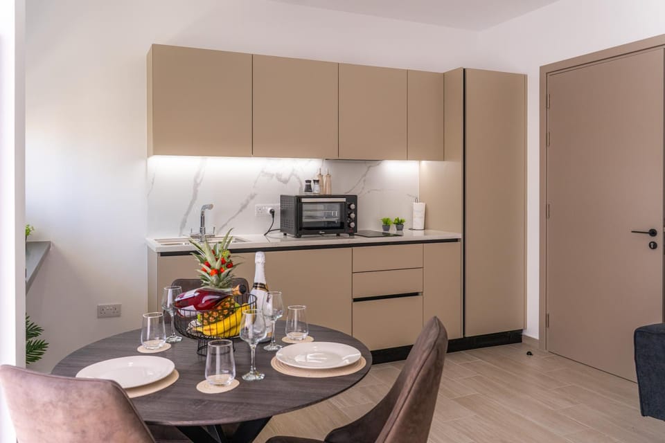Kitchen or kitchenette, Dining area, stove