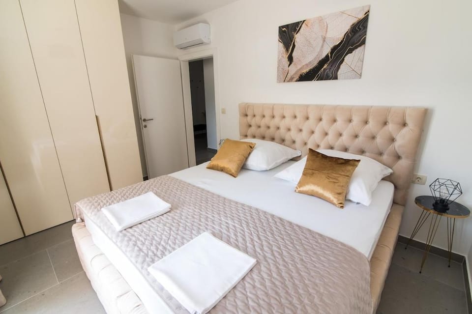 The Gold Apartment with terrace and garage Apartment in Makarska