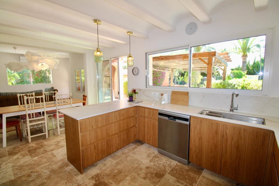 Kitchen or kitchenette, Living room