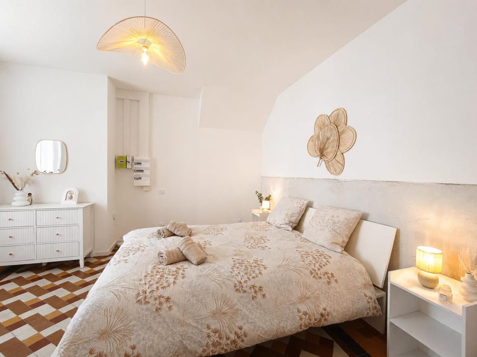Bed, Photo of the whole room, Bedroom
