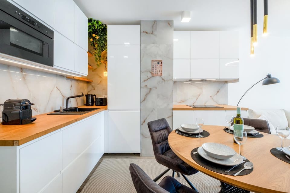 Kitchen or kitchenette, Dining area