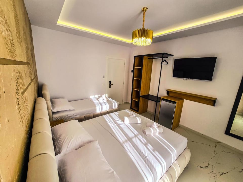 Bed, TV and multimedia, Photo of the whole room, Bedroom, wardrobe