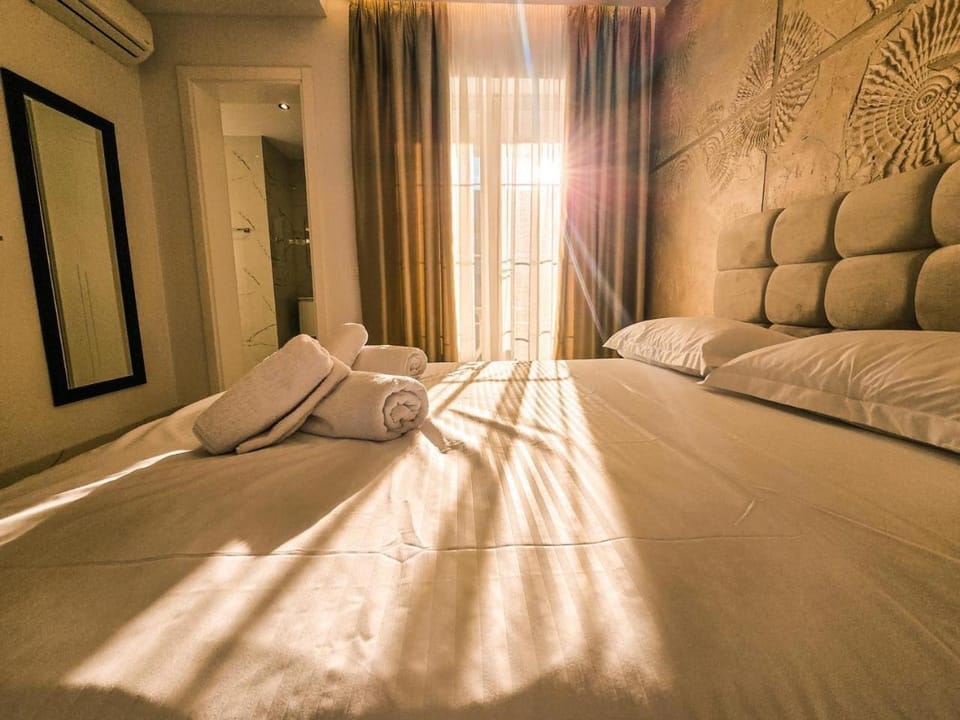 Bed, Photo of the whole room, Bedroom, air conditioner