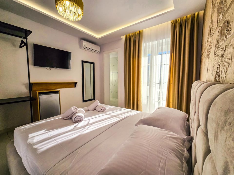 Bed, TV and multimedia, Photo of the whole room, Bedroom, towels, air conditioner