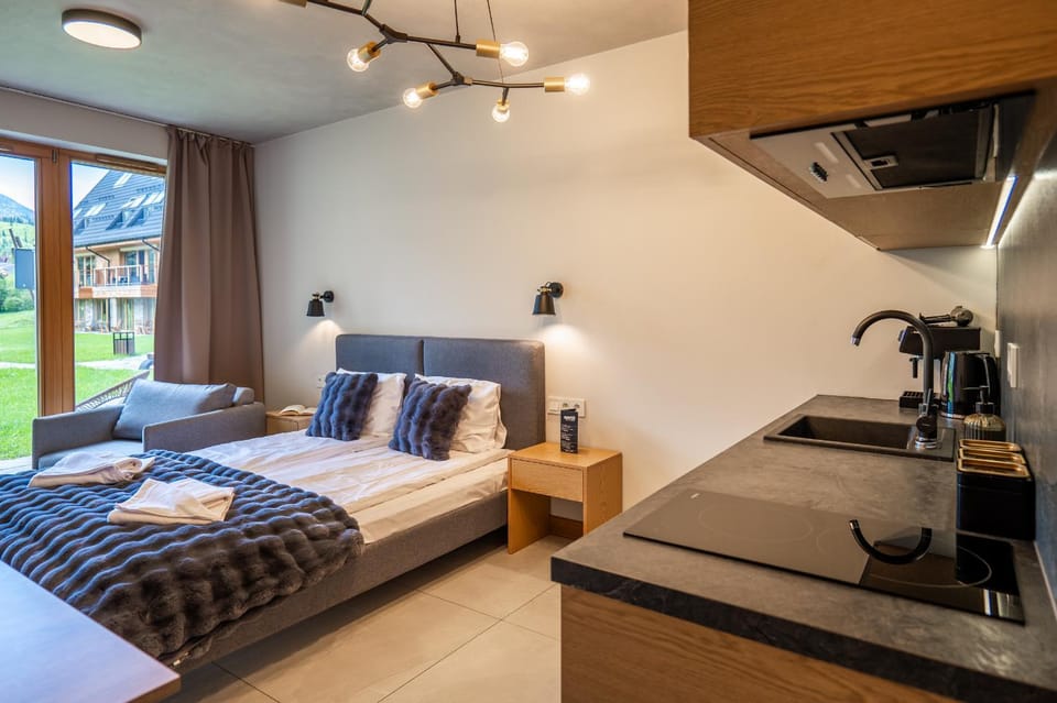 Bed, Kitchen or kitchenette, Bedroom