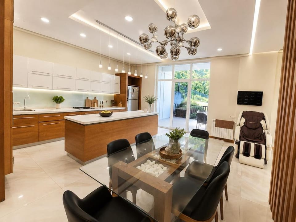 Kitchen or kitchenette, Dining area