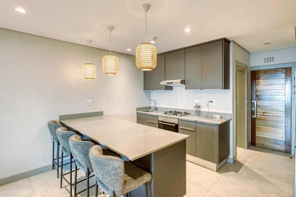 Kitchen or kitchenette, Dining area, stove