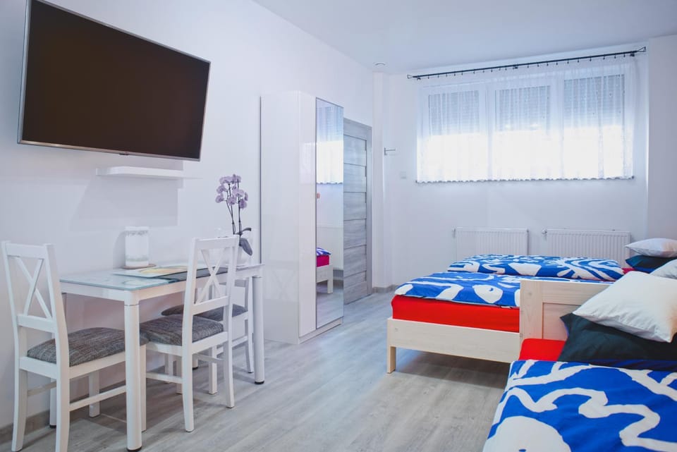 TV and multimedia, Photo of the whole room, Bedroom