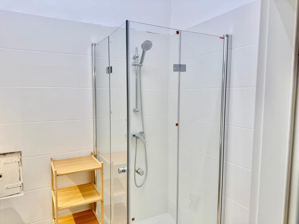 4 Bedroom Stylish Apartment with Shared Backyard Apartment in Vienna