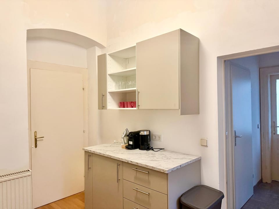 4 Bedroom Stylish Apartment with Shared Backyard Apartment in Vienna