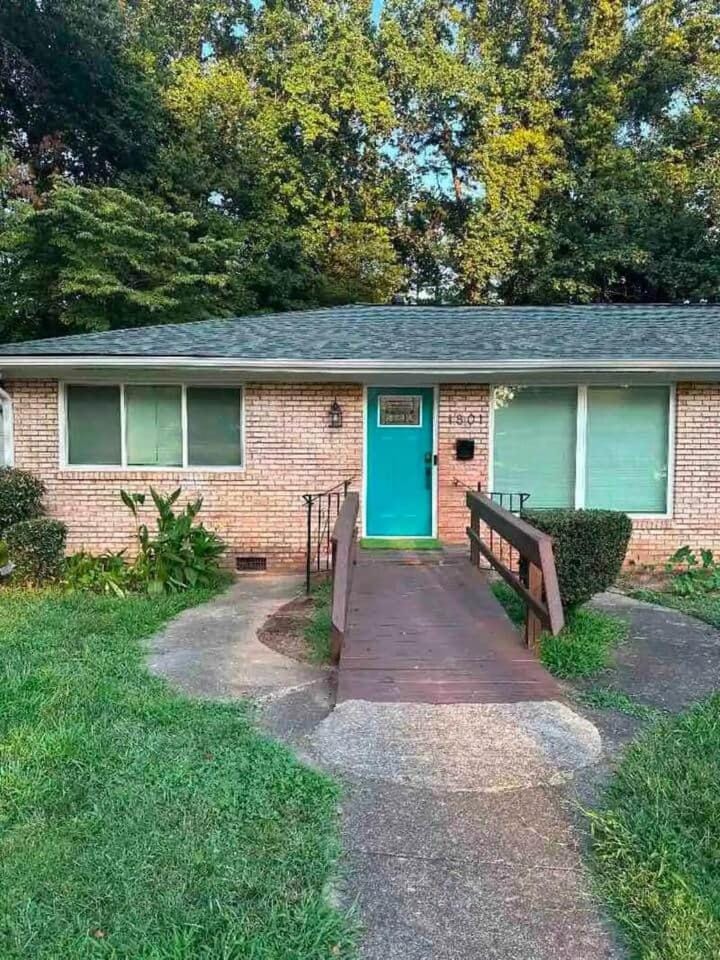 City Escape w/ Spacious Yard House in Charlotte