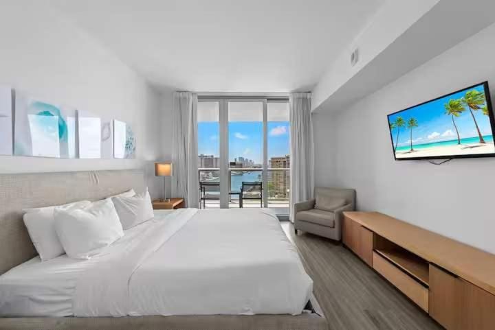 Sunset Balcony - 2BR Resort Suite Near Beach Apartment in Hallandale Beach