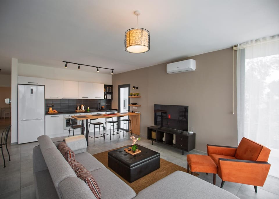Communal lounge/ TV room, Communal lounge/ TV room, TV and multimedia, Kitchen or kitchenette, Living room, Seating area, Dining area, Evening entertainment, minibar, oven, pet friendly, stove
