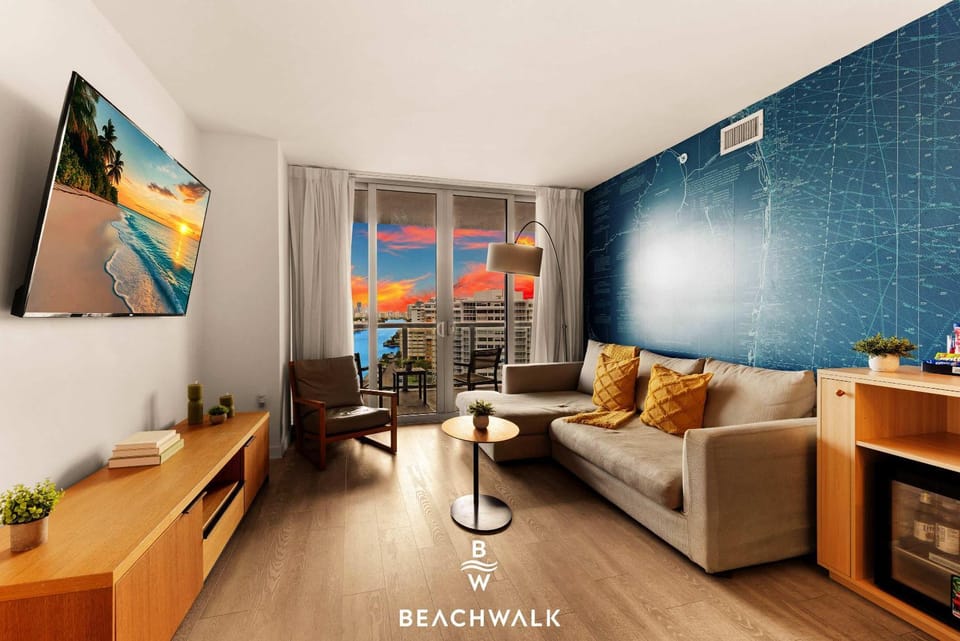 Waterway Balcony 2BR Near Beach & Dining Apartment in Hallandale Beach