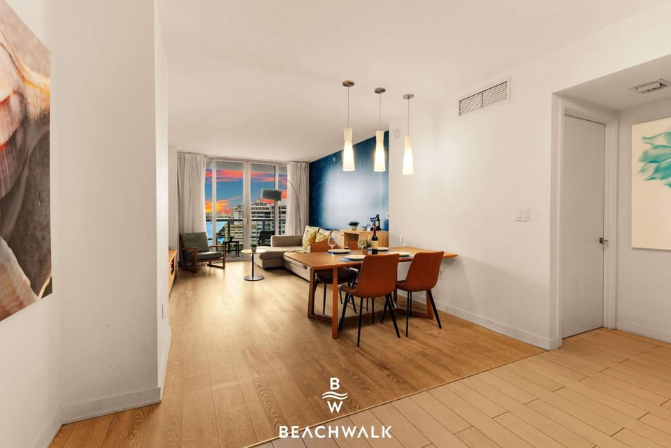 Waterway Balcony 2BR Near Beach & Dining Apartment in Hallandale Beach