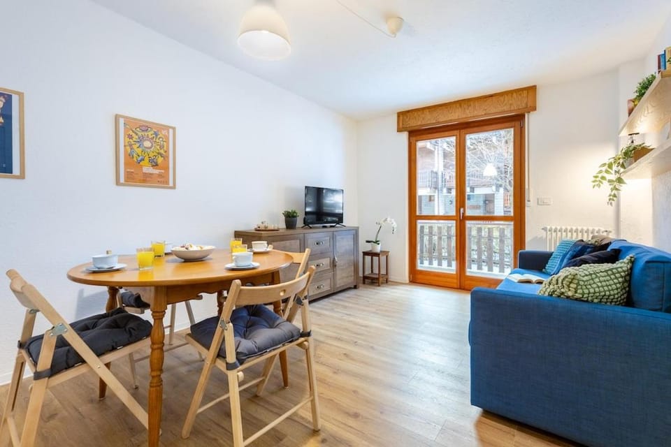 TV and multimedia, Living room, Photo of the whole room, Seating area, Dining area