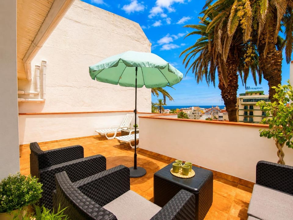 View (from property/room), Balcony/Terrace, sunbed