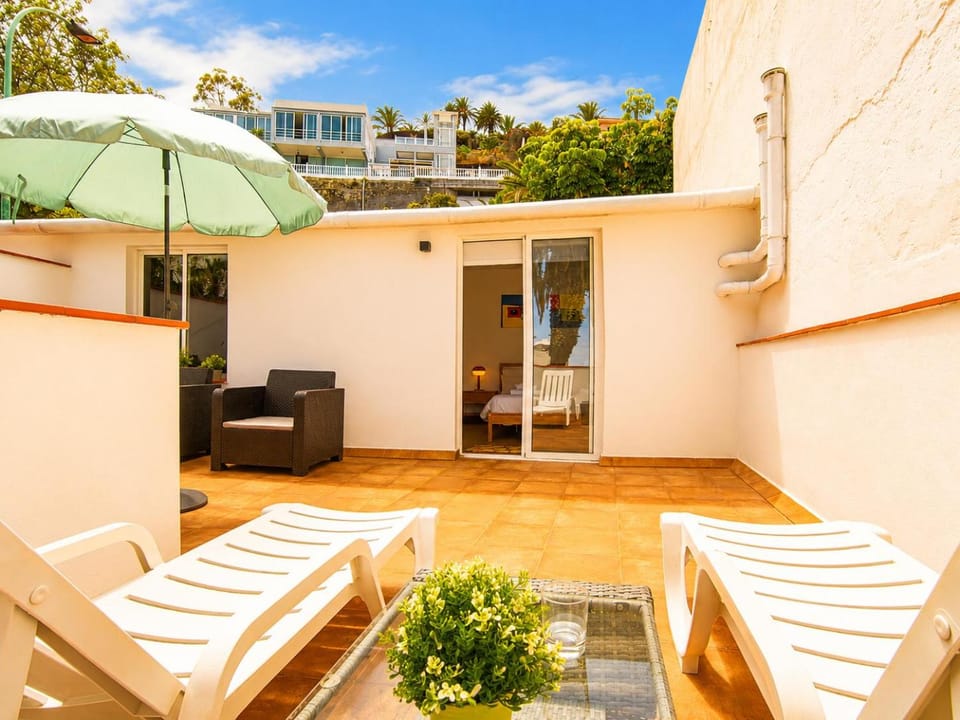 Balcony/Terrace, sunbed