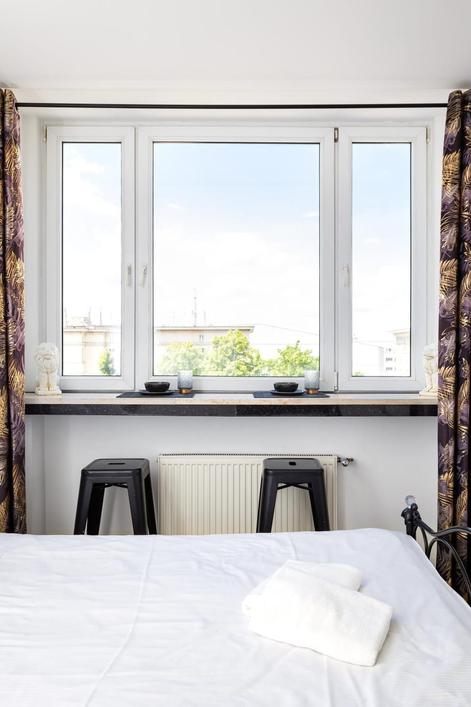 Bed, Day, View (from property/room), Photo of the whole room, Decorative detail