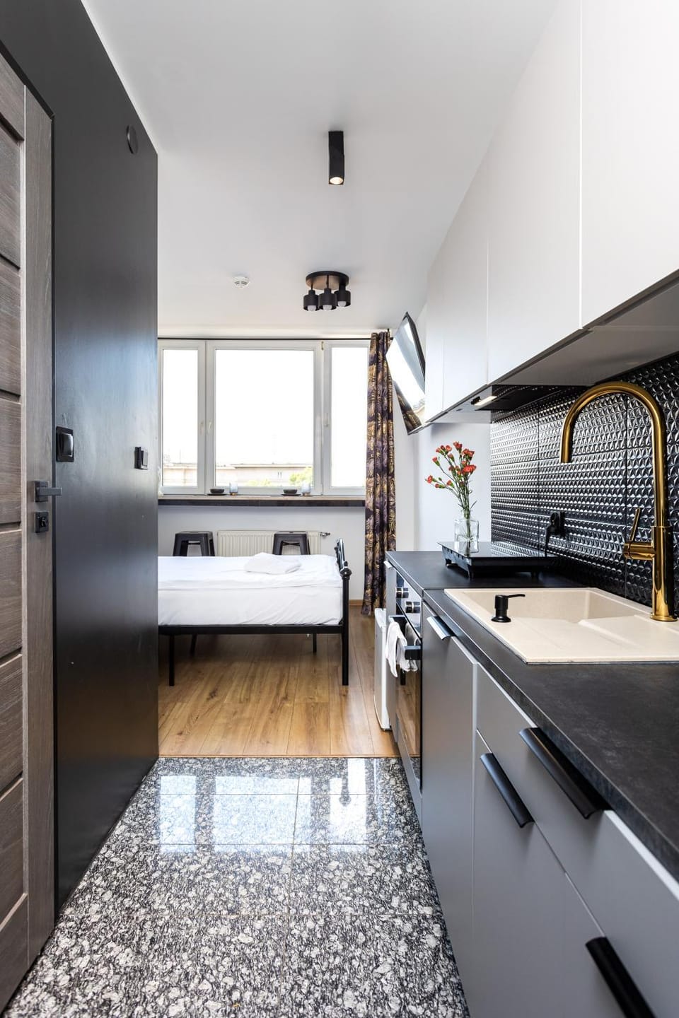 Bed, Kitchen or kitchenette, Photo of the whole room, Decorative detail, towels