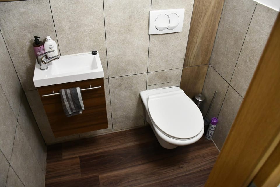 Toilet, Bathroom, towels