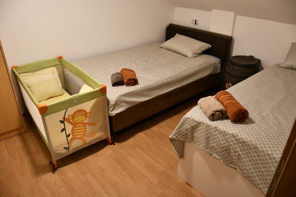 Bed, Photo of the whole room, Bedroom, cot