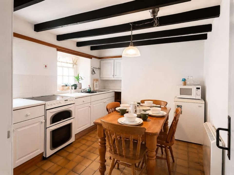 Kitchen or kitchenette, Dining area, oven, toaster