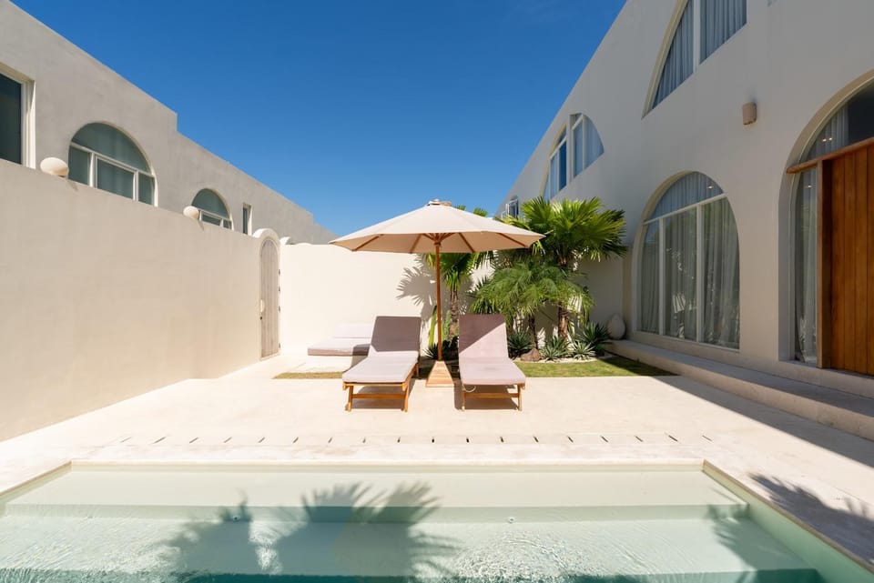 Property building, Patio, Day, Garden, Pool view, Swimming pool, sunbed